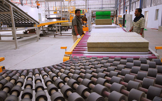 عمال بمصنع لمواد البناء - ارشيفية