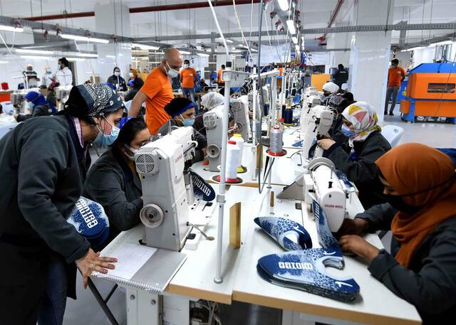 عمال بمصنع نسيج