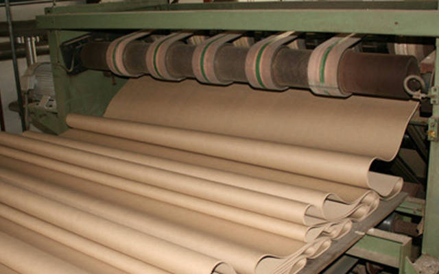 خط إنتاج داخل مصانع العُمانية للتغليف