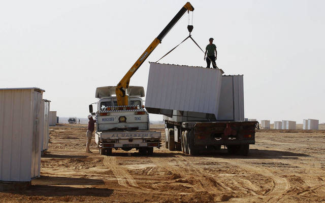 عمال في إحدى الأراضي بالأردن - الصورة من رويترز أريبيان آي