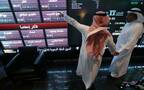 متعاملان بسوق الأسهم السعودية -أرشيفية