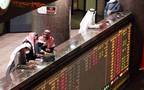 مستثمرون يتابعون التداولات ببورصة الكويت