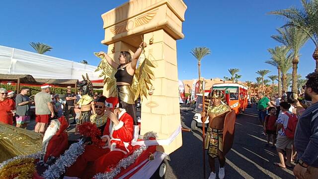 سياح في البحر الأحمر يحتفلون بأعياد الميلاد