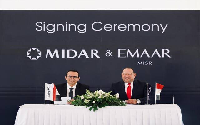 جانب من التوقيع