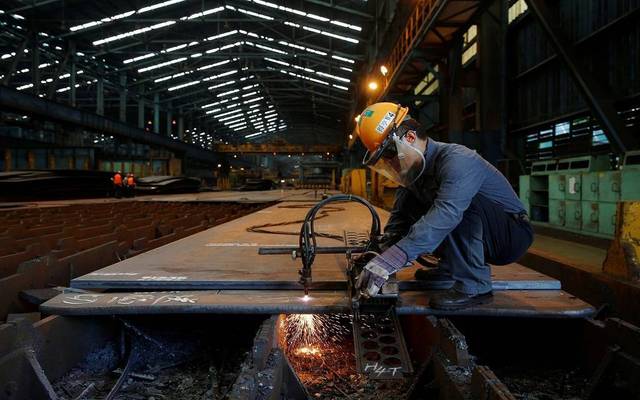 عامل داخل أحد المصانع