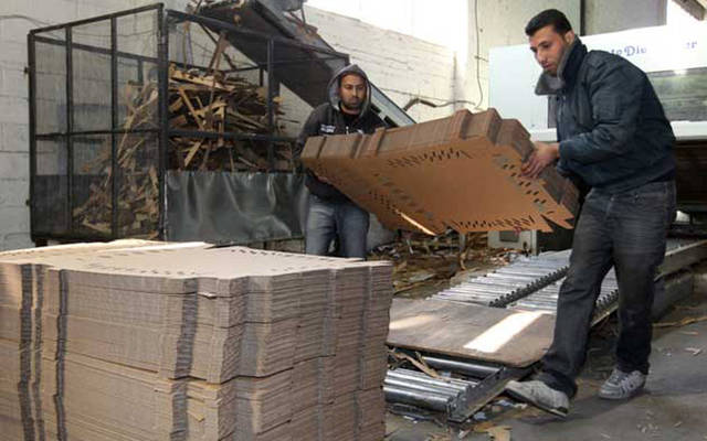 من داخل أحد المصانع - ارشيفية