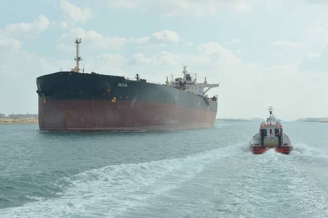 "قناة السويس" تنفى احتجازها للناقلة "DIGNITY" الروسية