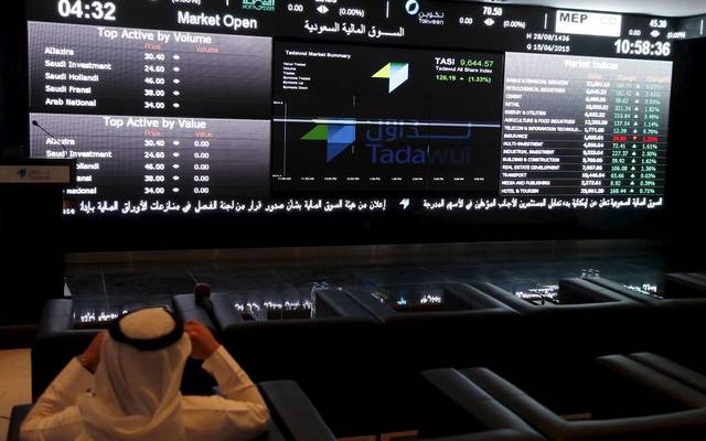 متعامل يتابع الأسعار بسوق الأسهم السعودية