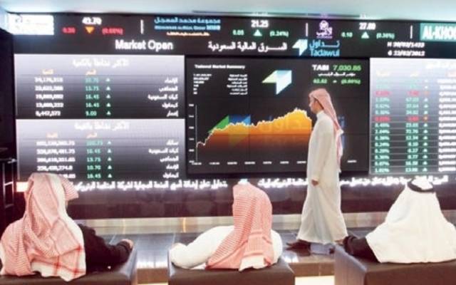 متعاملون بسوق الأسهم السعودية - أرشيفية