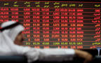 مستثمر أمام شاشة تداول بورصة قطر