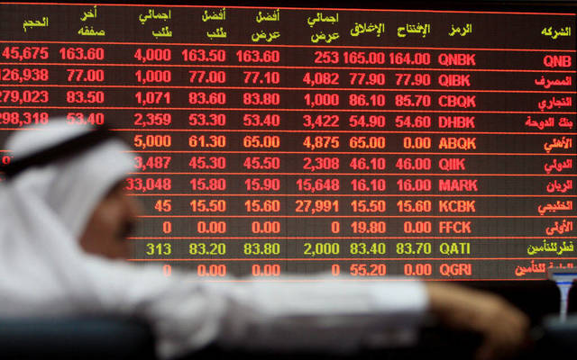 مستثمر أمام شاشة تداول بورصة قطر