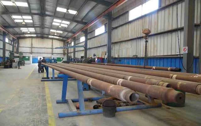 معدات التنقيب عن البترول بمخازن البترول الوطنية