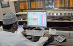 مستثمر يتابع أسعار الأسهم بورصة مسقط