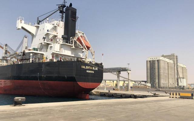 تفريغ شحنات قمح بميناء ينبع التجاري - أرشيفية
