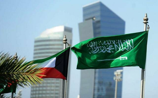 علم السعودية بجوار علم الكويت