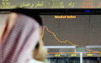 مستثمر يتابع التداولات ببورصة قطر